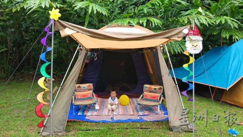 有的家庭会在扎营时运用小巧思，为帐篷进行装饰，让帐篷有家的感觉。

