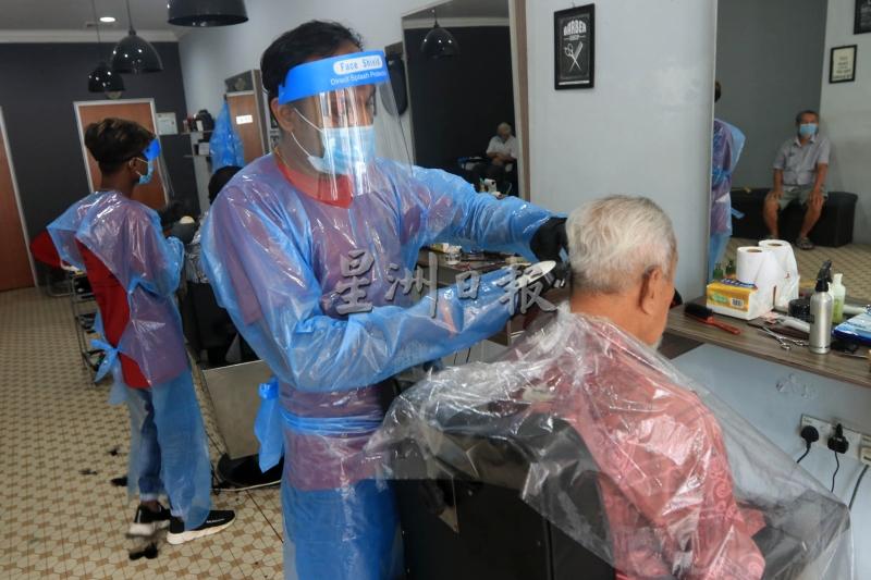理发店允许复工，但理发师需要戴上手套和全副防护服，同时需为顾客披上一次性的围巾。
