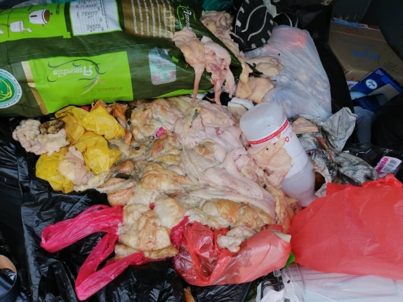由于回收箱内天天被人丢弃鸡内脏，导致负责的员工被迫天天到场巡视并进行清理的工作，增加负担。