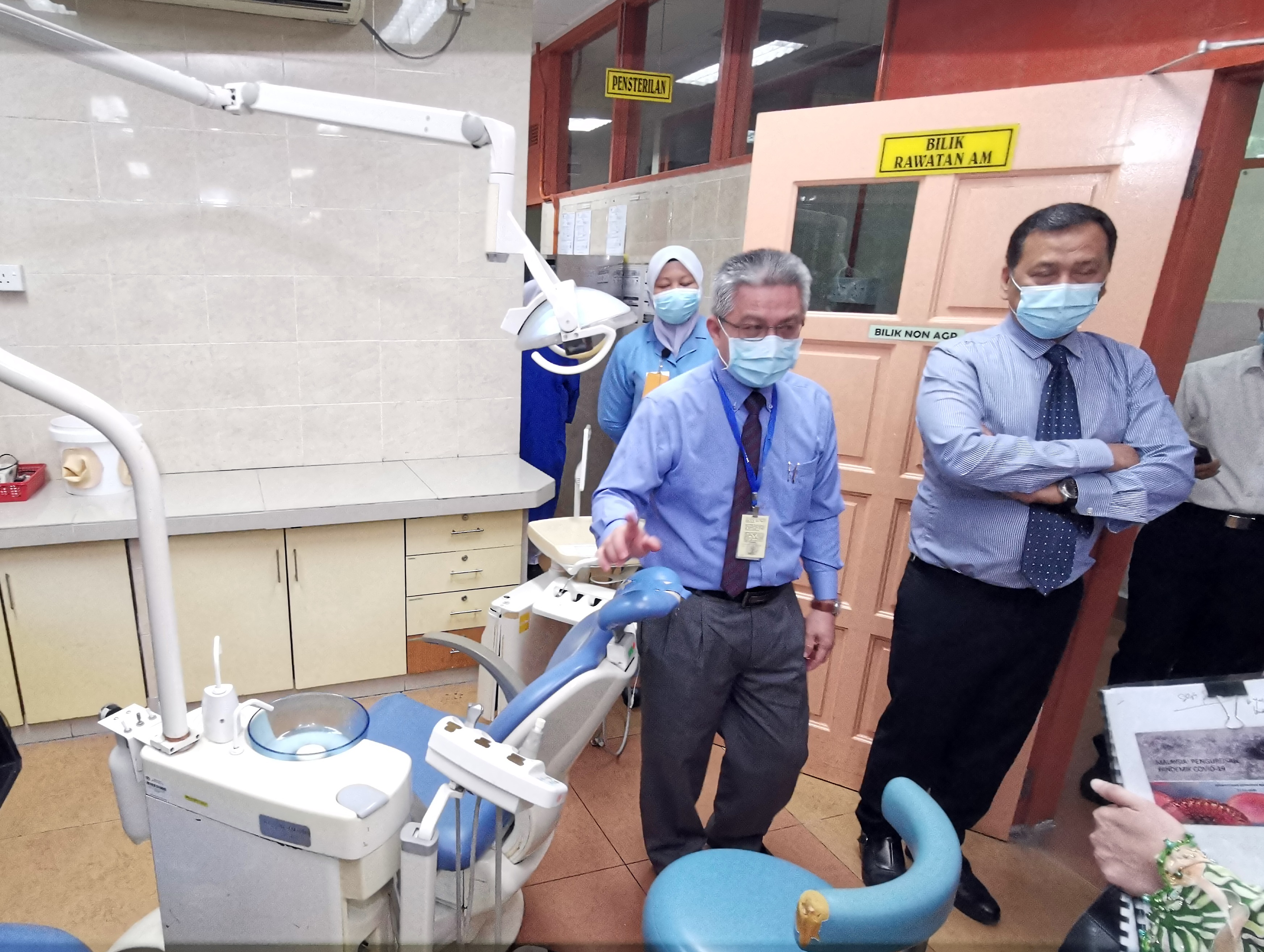 阿汉（左）巡视亚罗士打旧医院内的牙医诊所设备。