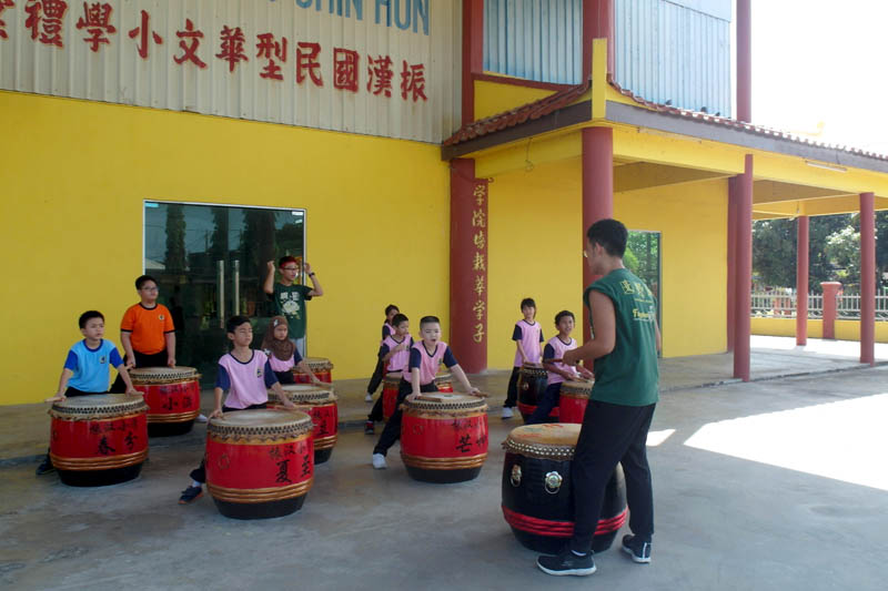 团员连续多年到玻璃市振汉华小义务教鼓，至今未间断。