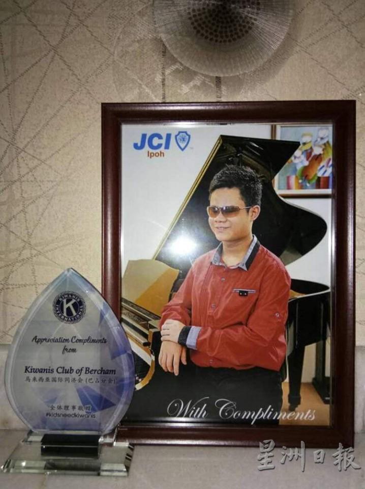 国麟和马来西亚国际青年商会JCI合作出个人专辑，并把利润捐给几个团体。