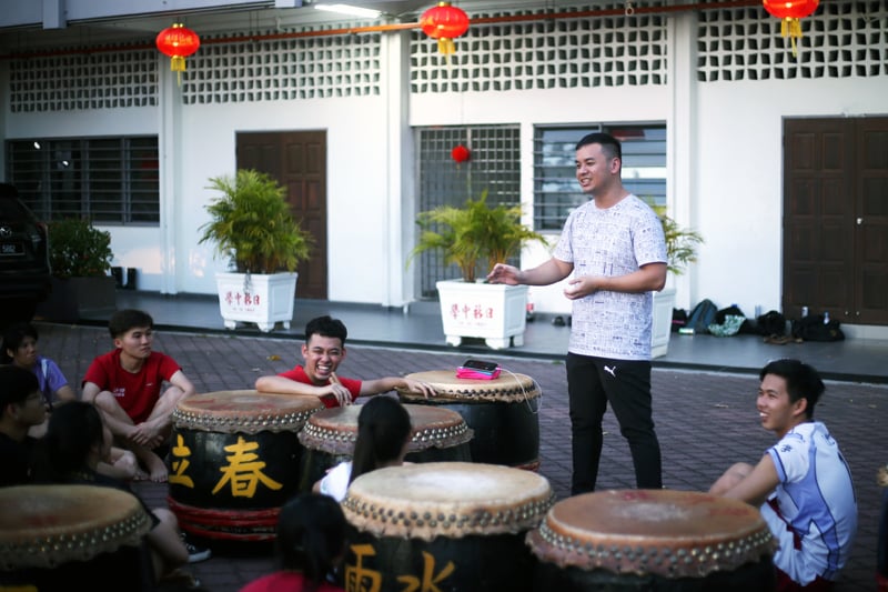 郑洲升经常在校园跑动，乐于跟年轻鼓手分享点滴。