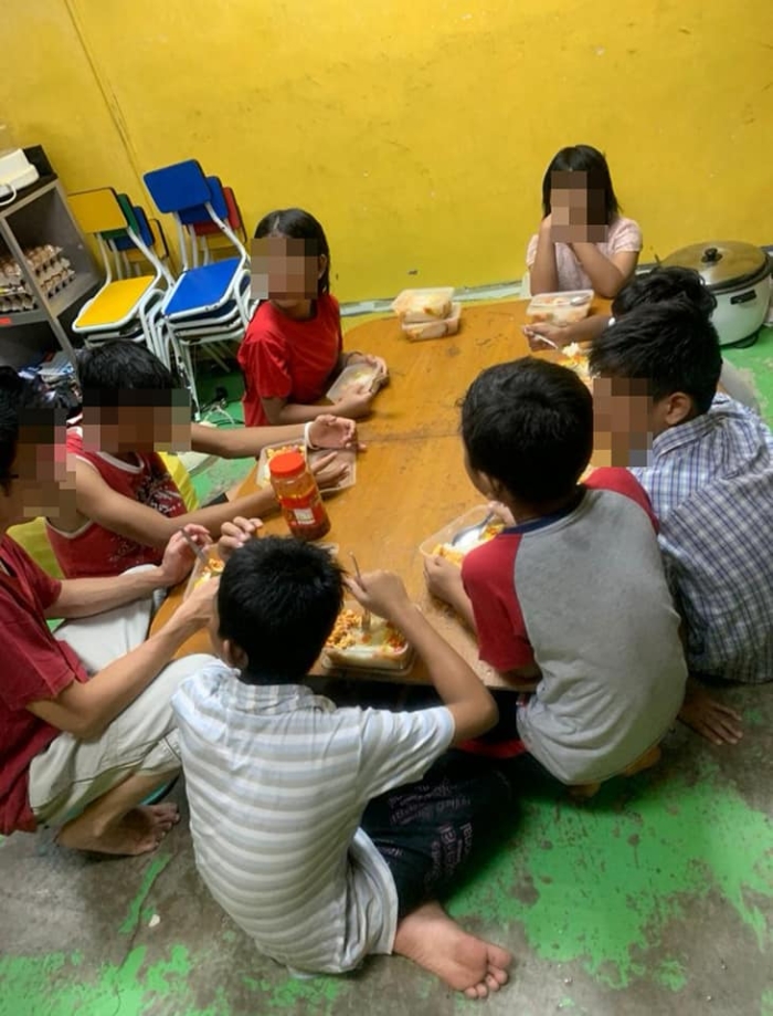 受惠的小孩们也吃得津津有味，从而也懂得珍惜食物。