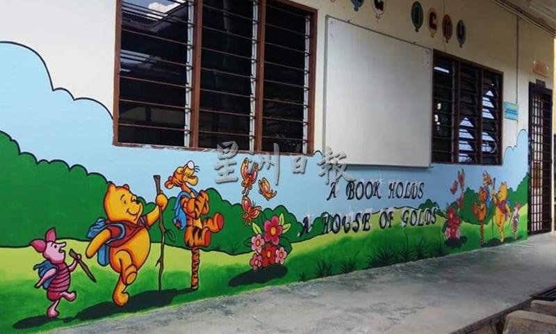 图书馆外墙的壁画以生动的卡通人物画成，让学生摆脱对校园的刻板印象。