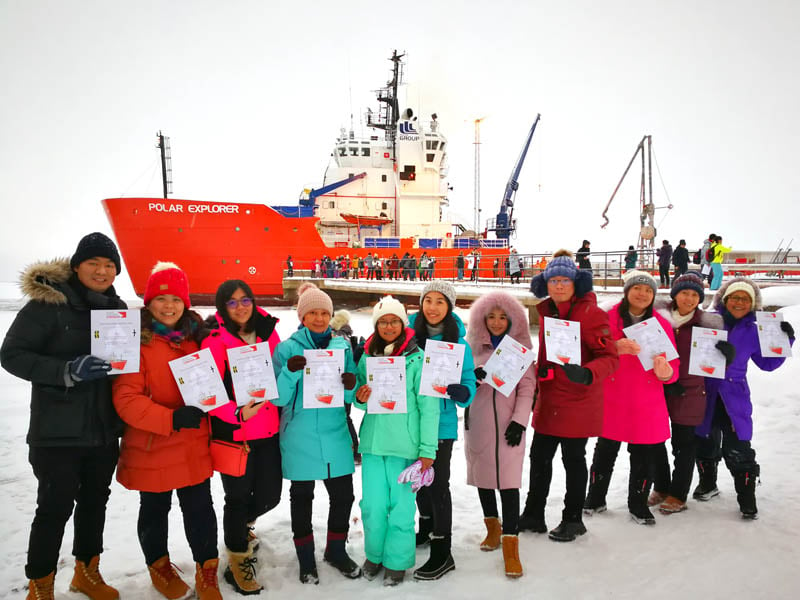 游客摄于瑞典破冰船前。