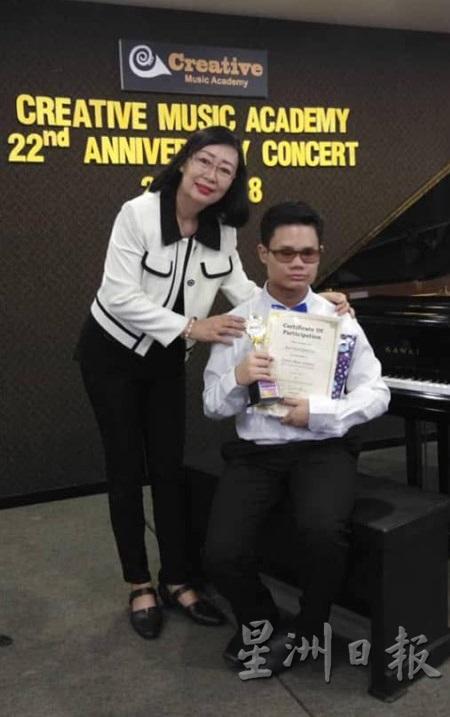 国麟与他敬爱的钢琴老师在Creative Music Academy演奏会的合照。