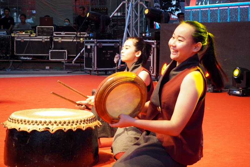 鼓手为观众表演之际，也陶醉在击鼓的乐趣当中。