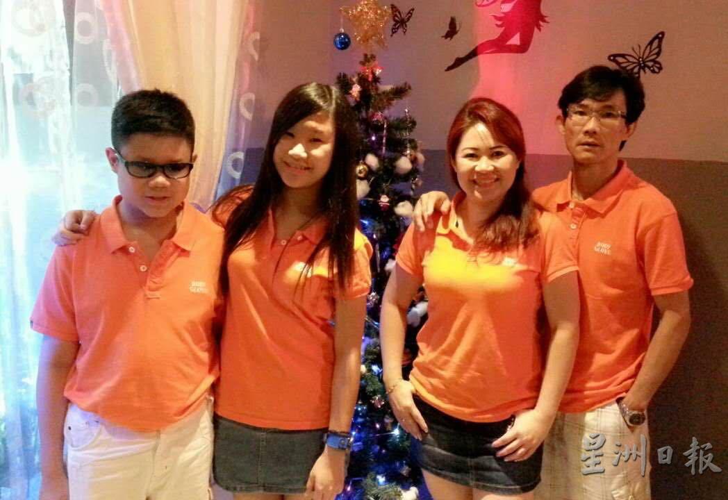 国麟（左一）与家人穿上亲子装一同庆祝圣诞节。右起为爸爸谢润堂、妈妈林翠美、姐姐谢嘉恩。
