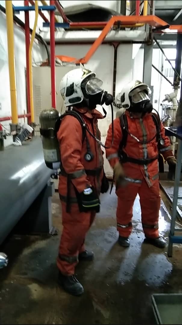 消拯人员进入工厂检查涉及氨气泄漏的机器。