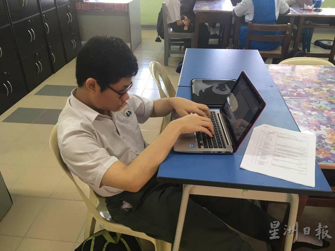 虽然国麟的眼睛有缺陷，却不阻碍他使用电脑来打字学习。