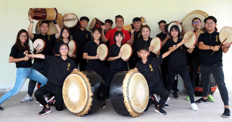 郑洲升（中）和年轻的北野鼓阵容。