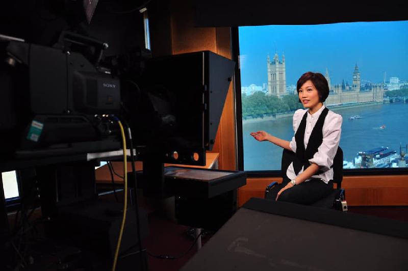 每天在伦敦与晚上9时30分华语新闻连线的直播室。