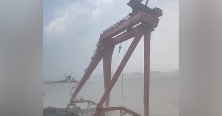 浙江台州周五受到强风吹袭，码头一部正在运作的吊机被强风吹至跌进江中。吊机驾驶员原打算使用逃生梯离开，但逃走不及，随吊机跌入江中受伤，需要接受抢救。