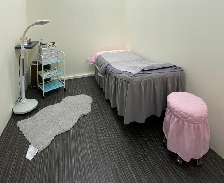 美容院为每名顾客完成护理后，必须为设备及整个空间进行消毒以策安全。