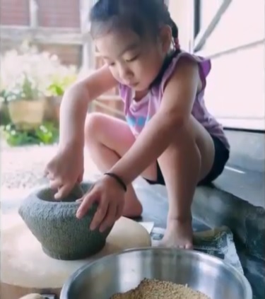 洗米、洗菜、切菜、炒菜、舂食材，孩子们化身小小厨神，看起来有模有样。