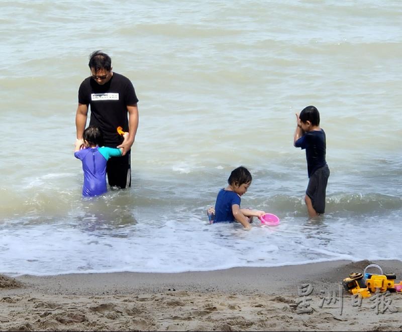 进入复原期行管令，家长终于可带孩子到海边戏水。