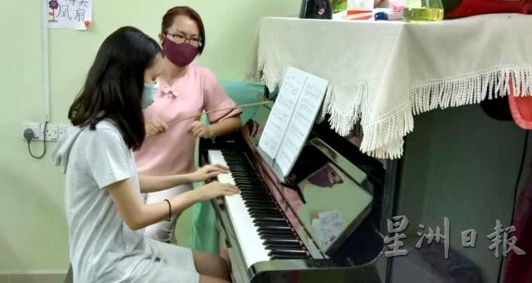 基于才艺班上课人数限制，钢琴老师只能一对一教学，全程做足防疫措施。