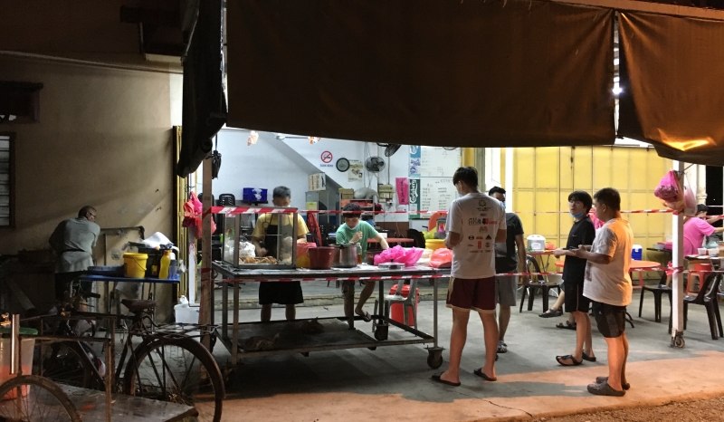 凌晨鸡饭转移阵地,更改营业时间,首日重开就获得居銮民众大力捧场。 凌晨鸡饭转移阵地,更改营业时间,首日重开就获得居銮民众大力捧场。