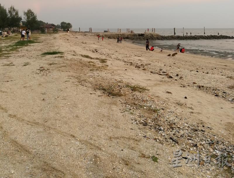 在志工们的努力之下，堆积在适耕庄热浪沙滩的垃圾已被清理乾净。（图：星洲日报）