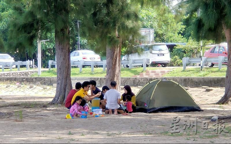  市民准备了帐篷和食物，准备在海滩进行家庭一日游。