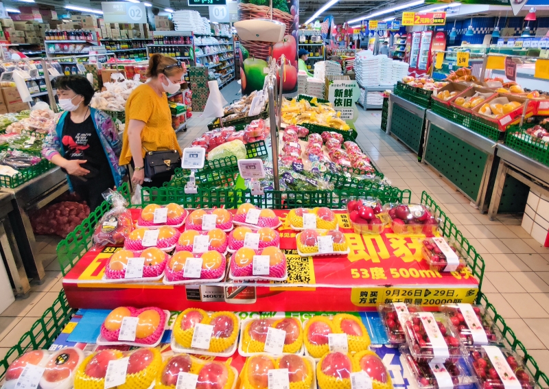 在上周六(13日)，北京市朝阳区一家物美超市内蔬菜水果货品充足。(中新社照片)