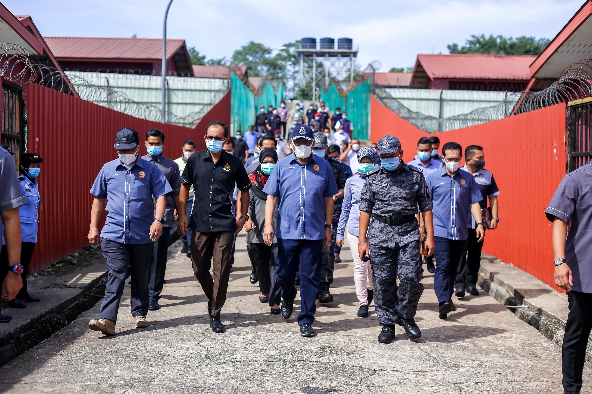 韩沙再努丁（前排右二）视察孟加达临时扣留中心设施。