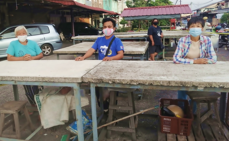 张丽华（左起）、梁志强、冯秀云希望政府早日让露天小贩营业，3个月没收入，让他们陷入困苦生活中。

