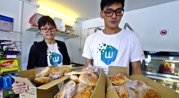 Chen Mei Yi (L) and Zeng Yan Zhe have received a call from a bakery at SS19 Subang Jaya for food donation. SIN CHEW DAILY