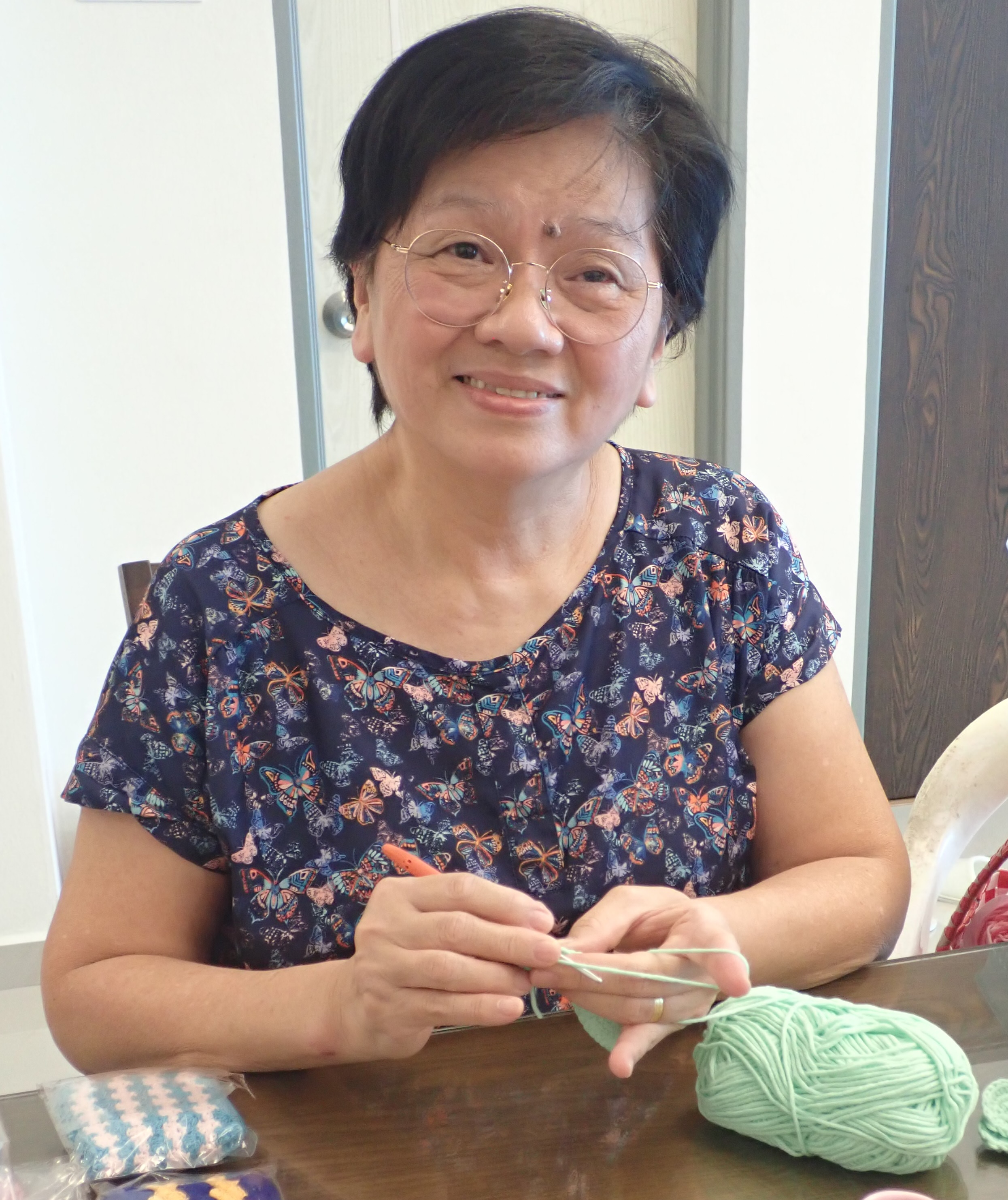 王歆芝通过一双巧手，编织了精美实用的口罩延长扣。