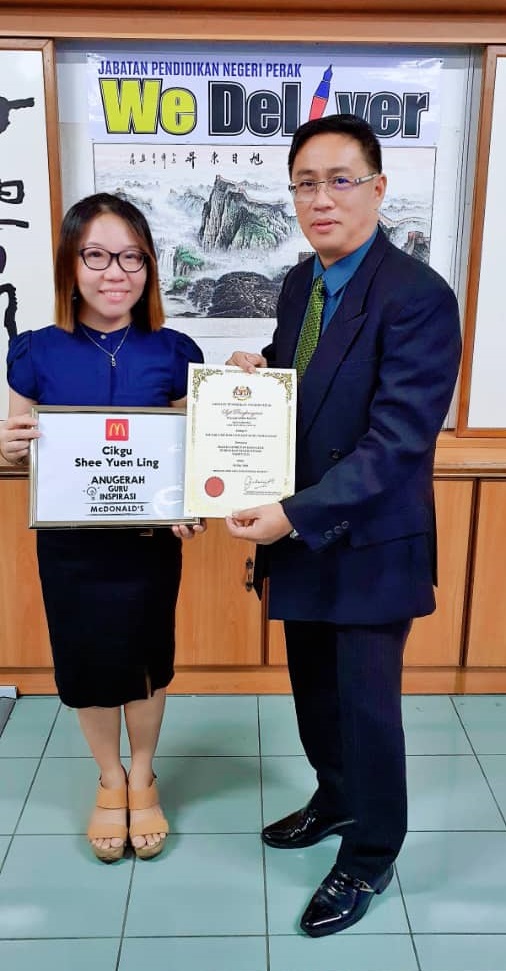 许韵玲（左起）在今年一连获得2020年“麦当劳教师启迪奖”和霹雳州教育局行管期创意及创新教学教师奖，与罗志基校长分享喜悦。