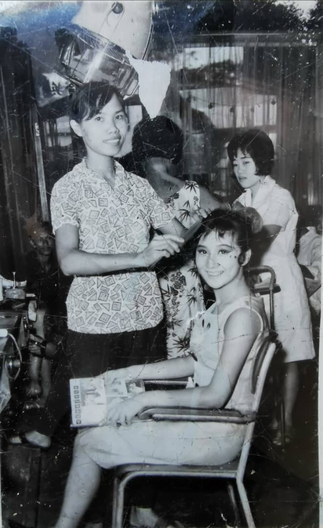 家燕当年到金凤电发院美发后所拍摄的旧照。
