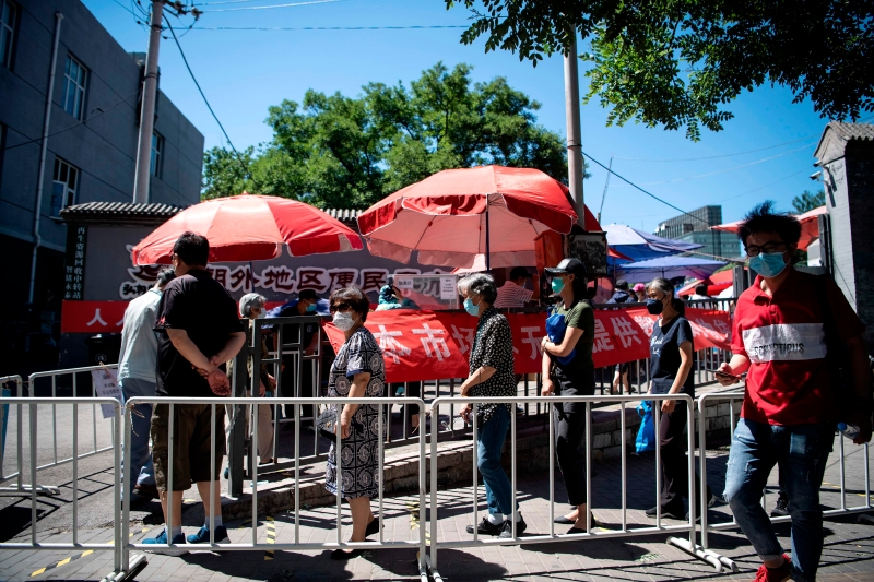 在北京朝外市场外，市民排队进入市场。（图：法新社）