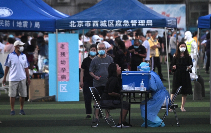 在北京西城区广安体育场，市民排长队接受核酸检测。（图：法新社）

