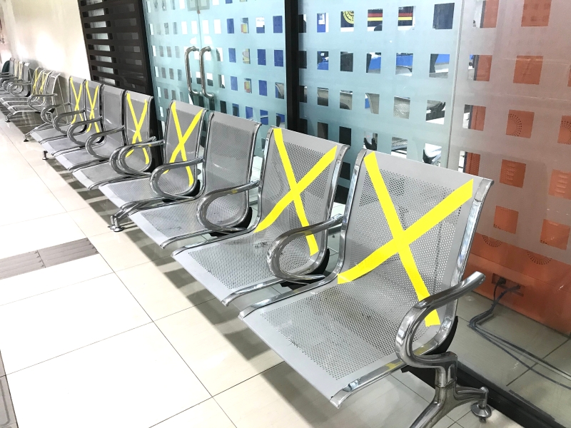 吉隆坡城市转型中心内的椅子都根据标准作业程序，让座椅保持社交距离。

