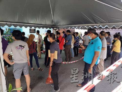 马六甲城市转型中心设了帐篷，以及设排队路线。