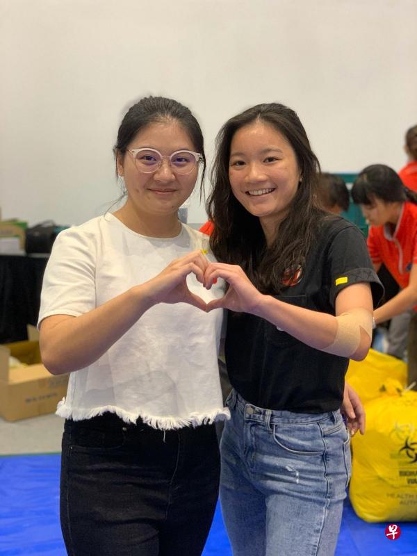 即将于8月进入大学的谭博艺（左）和陈敏姿打算在今年底再次举办捐血活动。（受访者提供）