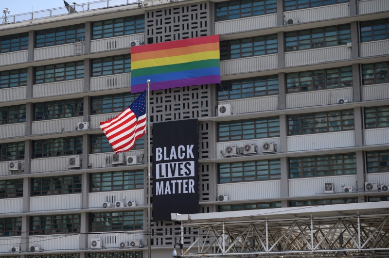 美国驻首尔大使馆在大楼外墙挂出一幅“黑人的命也是命”巨型横额。(图：法新社)