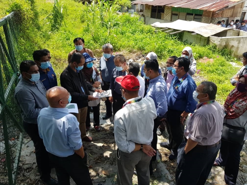 诺希山（左二）聆听官员们汇报泗岩沫达南闪电水灾后，并拟定4个解决方案，以解决该区闪电水灾问题。