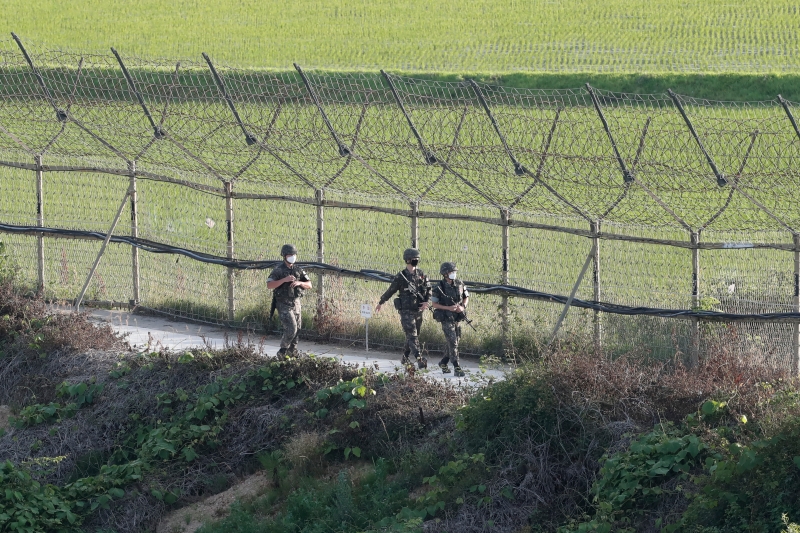 朝鲜半岛局势近日再趋紧张。图为韩军在坡州的韩朝边境进行巡逻。（美联社照片）