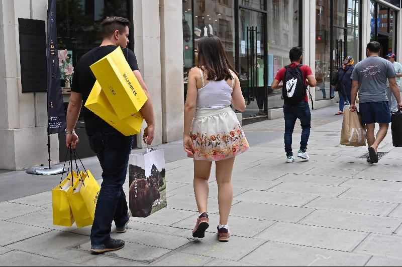 伦敦一家百货市场涌现购物人潮，许多人手上都有“战利品”。（图：法新社）