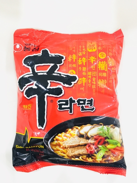 【韩国】韩国人钟情辣味，辣劲十足的“农心”辛拉面，在本地各商店货架上经常能看到。