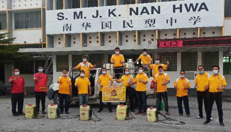 自救会实兆远区队员到南华华中进行义务消毒工作，获得校方喊赞。前右五为陈泽顺。