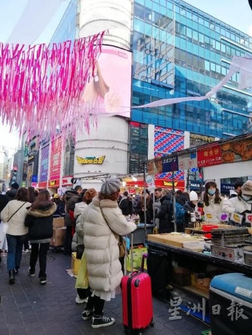 明洞街道售卖各式韩式小吃。