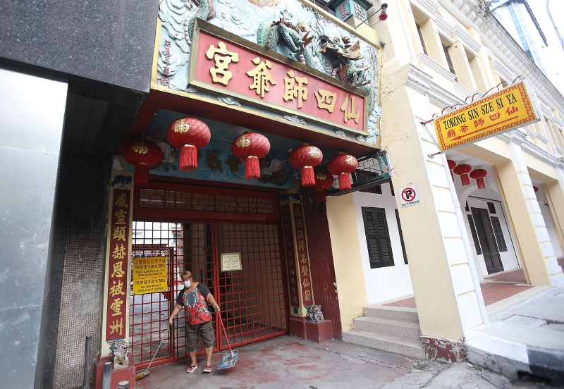 平时香火鼎盛的仙四师爷庙还未开放，仅有工作人员在外打扫。