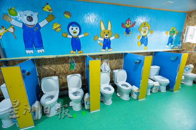 这是由大马世界宣明会儿童助养人筹款建成的现代卫生间。蒙古包幼儿园小朋友不必再像以往那样走到外面上厕所。（图：大马世界宣明会）