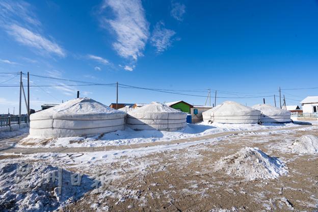 从外面的蒙古包看不出来，其实里头是一所幼儿园。这是巴嗄诺尔的一所幼儿园，在蒙古，为游牧民族孩子而设的蒙古包幼儿园逐渐增加。（图：大马世界宣明会）