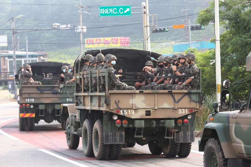 平坏近期摆出拒绝沟通的姿态，朝鲜半岛不明朗。图为在韩朝边境坡州韩军军车驶往边境。（美联社照片）