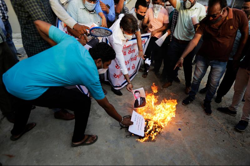 图为印度示威者焚烧中国国家主席习近平的照片。（图：美联社）