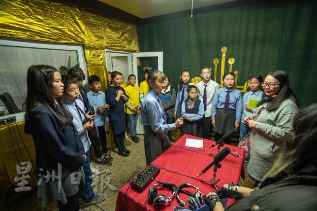 学校设有录制室，让学生记者俱乐部会员学习制作节目。（图：大马世界宣明会）